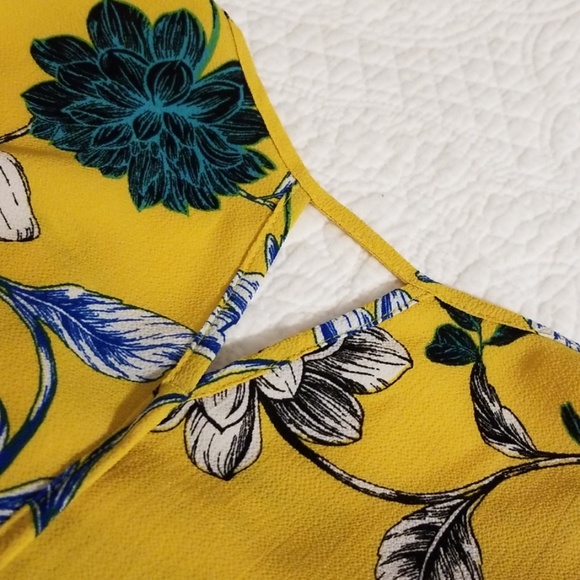 Floral sleeveless top.  Size  S - Picture 2 of 4